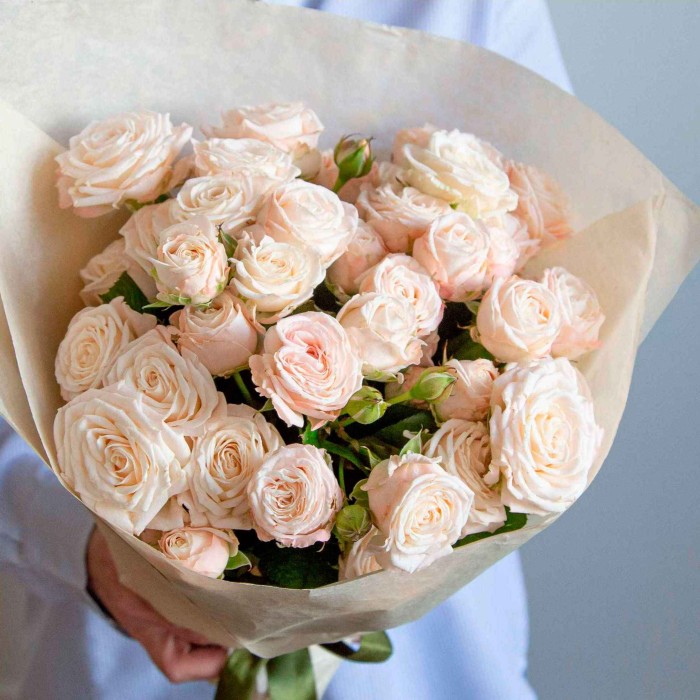 Букет 11 бежевых кустовых роз