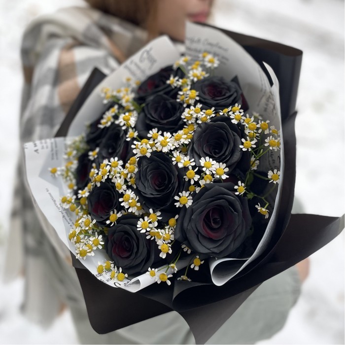 Букет 11 черных роз с ромашкой