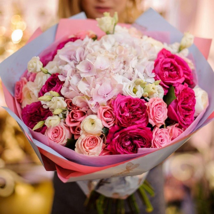 Букет 11 пионовиных роз с гортензией