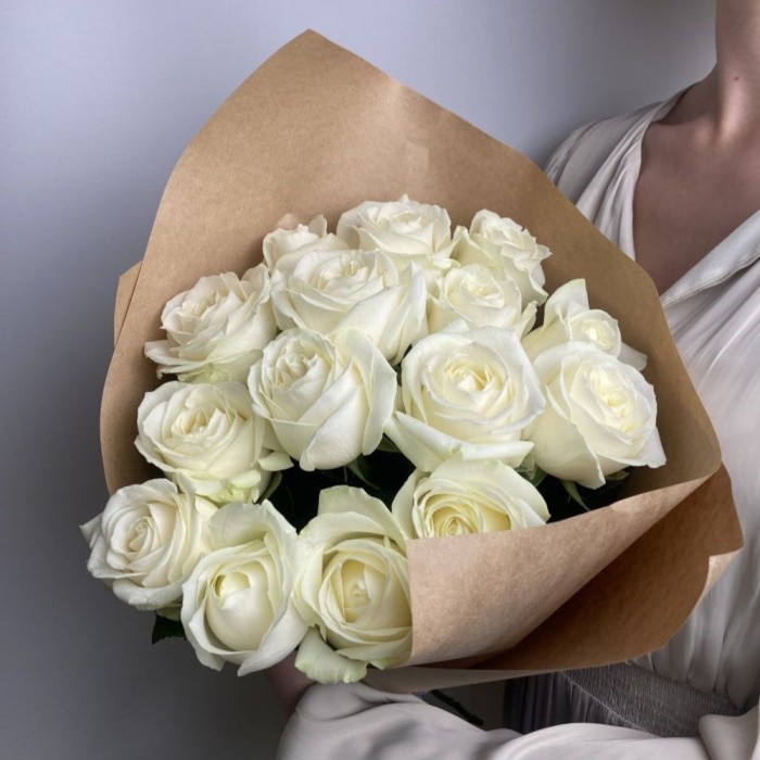 Букет 15 белых роз в крафте