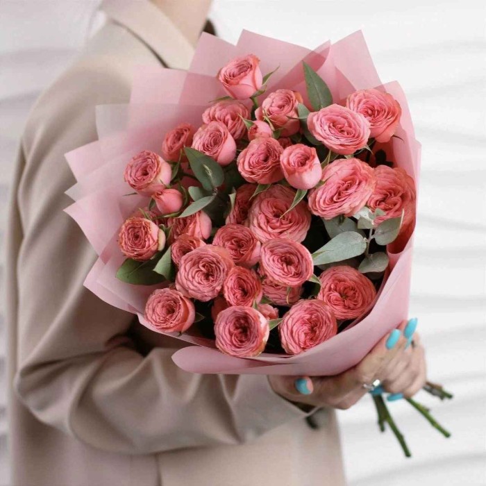 Букет 7 кустовых роз с эвкалиптом