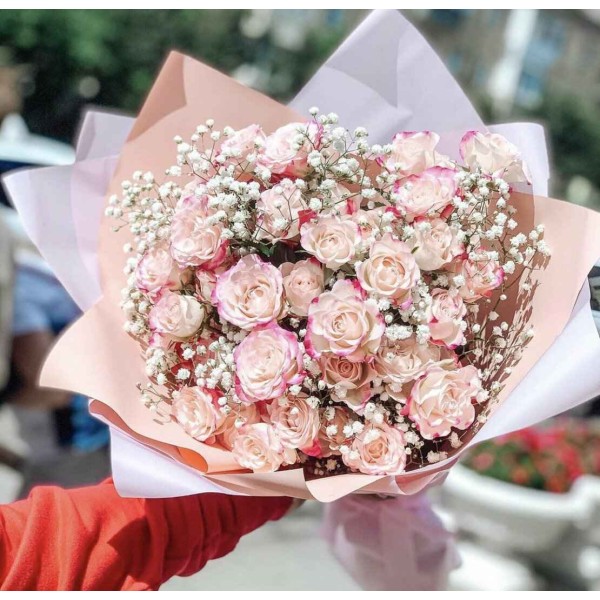 Букет кустовая роза с гипсофилой