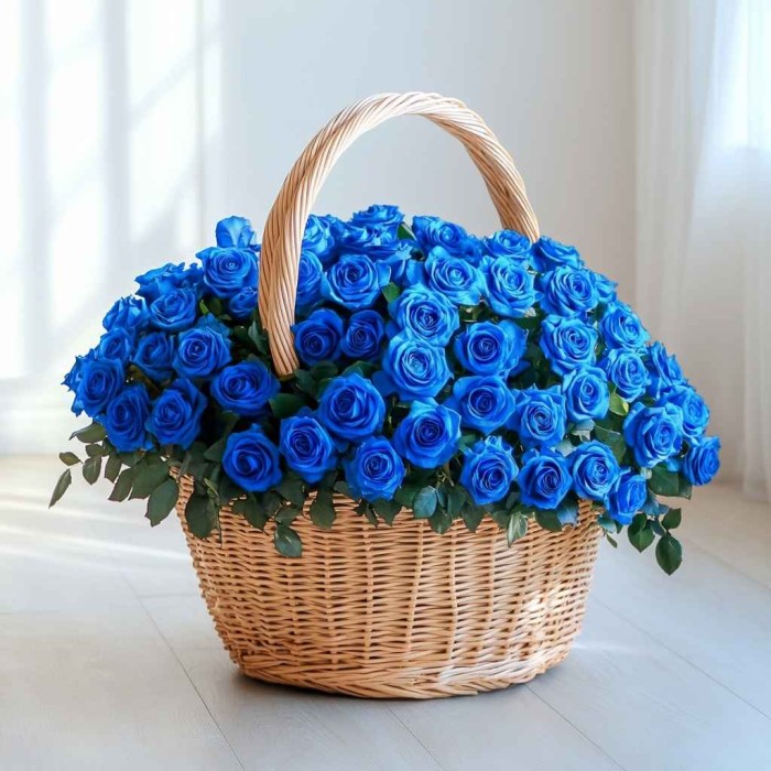 101 синяя роза в корзине