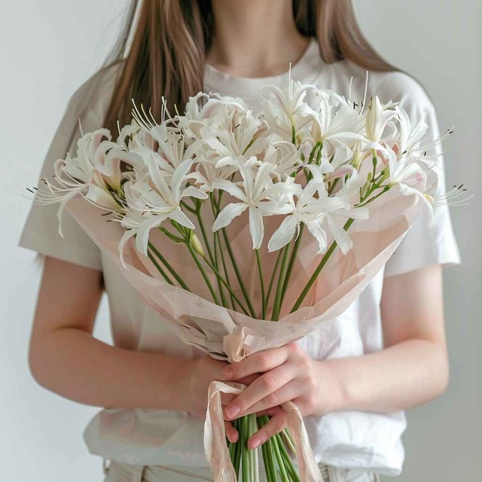 Букет 13 белых паучьих лилий