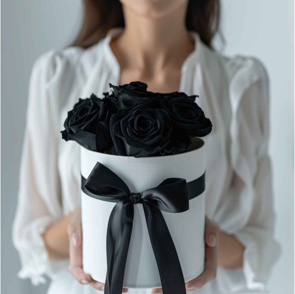 5 черных роз в коробке