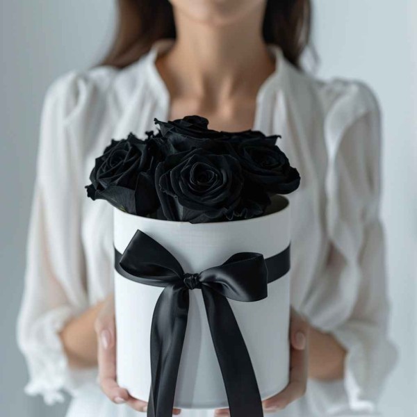 5 черных роз в коробке