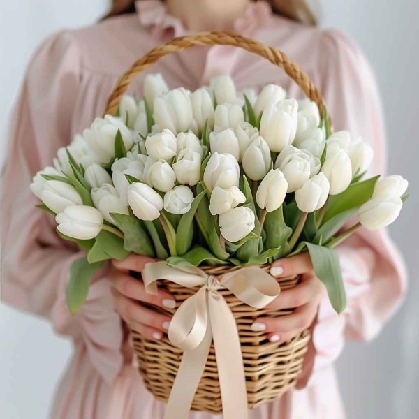 51 белый тюльпан в корзине