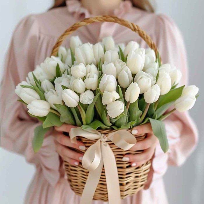 51 белый тюльпан в корзине