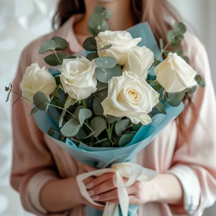 Букет 7 роз с эвкалиптом