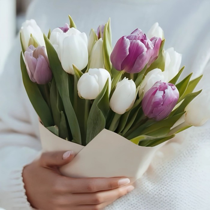 13 бело-сиреневых тюльпанов