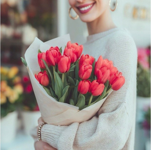 15 красных тюльпанов