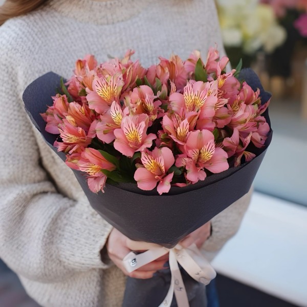 15 розовых альстромерий