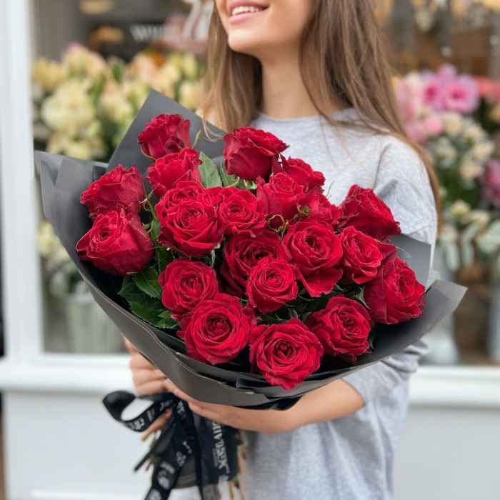Букет 19 красных роз