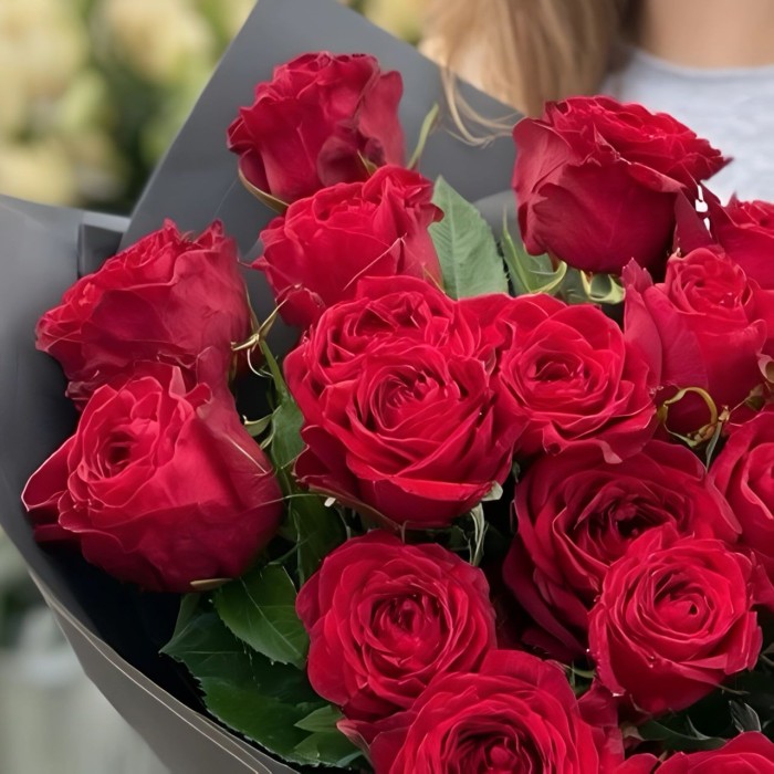 Букет 19 красных роз