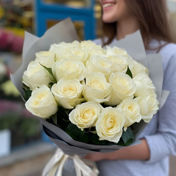 19 белых роз