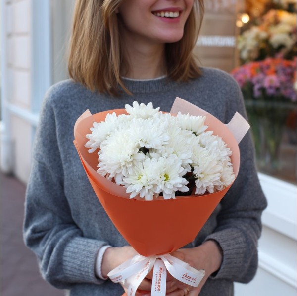 2 белые кустовые хризантемы