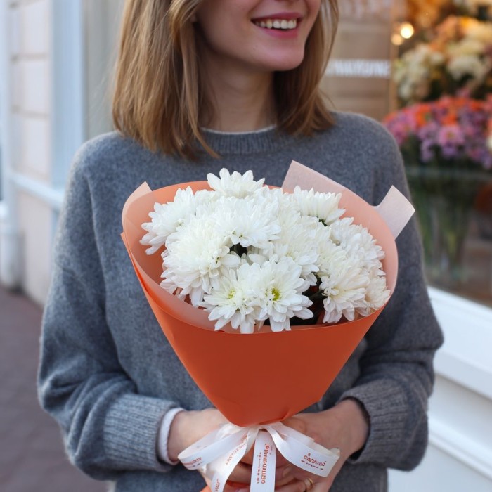 Букет 2 белые кустовые хризантемы