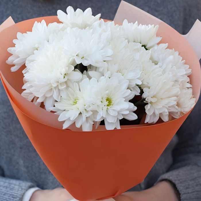 Букет 2 белые кустовые хризантемы