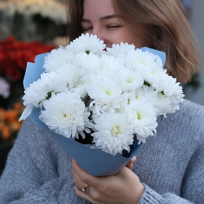 Букет 3 белые хризантемы в голубом оформлении
