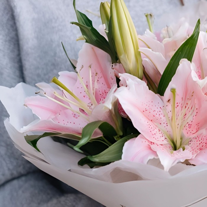 Букет из 3 изящных лилий