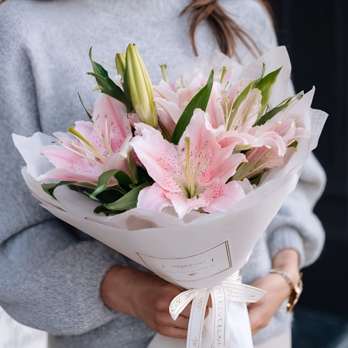 Букет из 3 изящных лилий