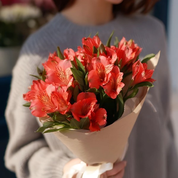 3 красные альстромерии