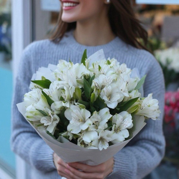 5 белых альстромерий