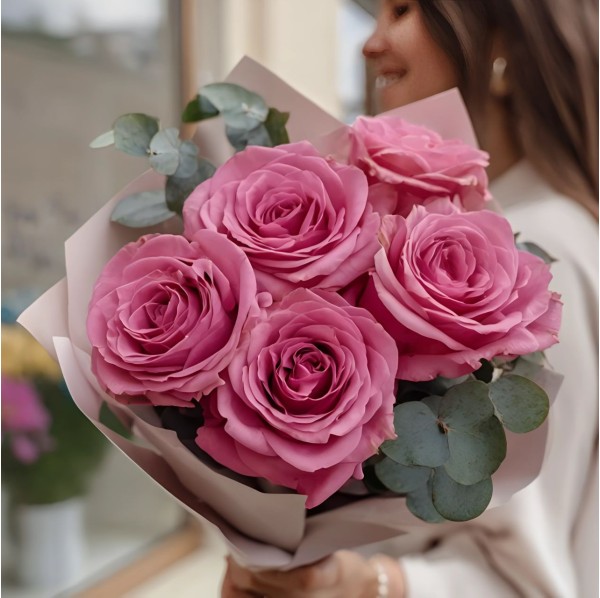 5 розовых роз с эвкалиптом