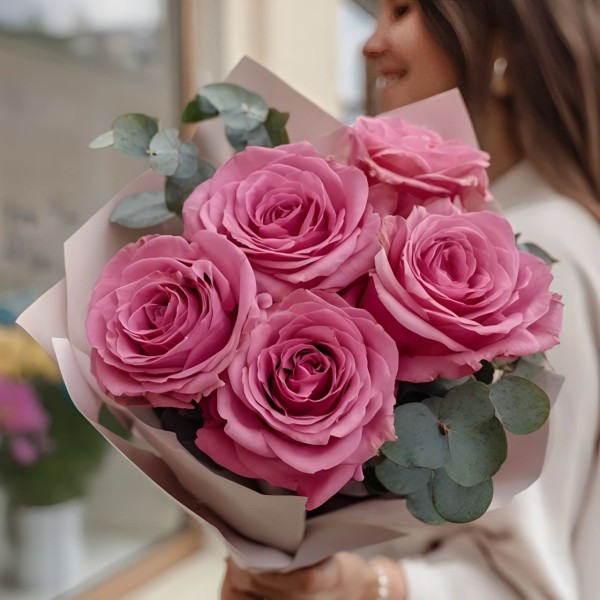 5 розовых роз с эвкалиптом