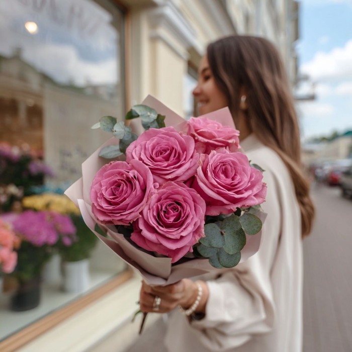 Букет 5 розовых роз с эвкалиптом