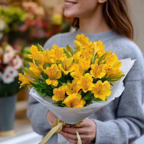 5 желтых альстромерий