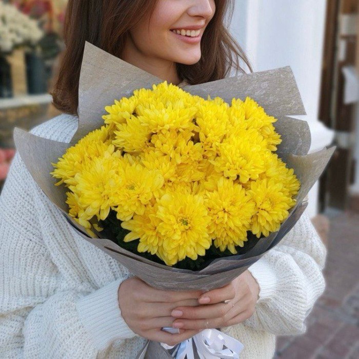 Букет 5 желтых кустовых хризантем