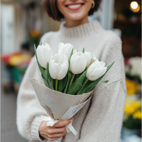 7 белых тюльпанов