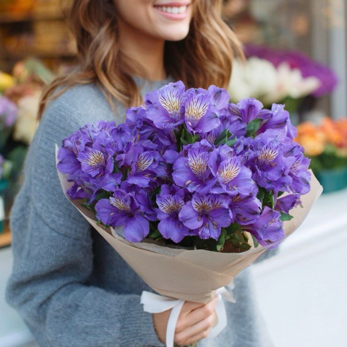 Букет 7 фиолетовых альстромерий