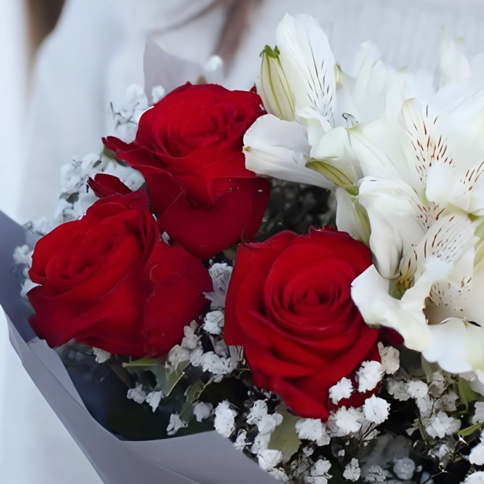 Букет альстромерии с розами