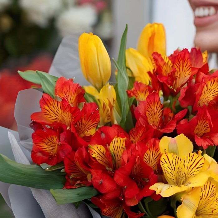 Букет альстромерии с желтыми тюльпанами