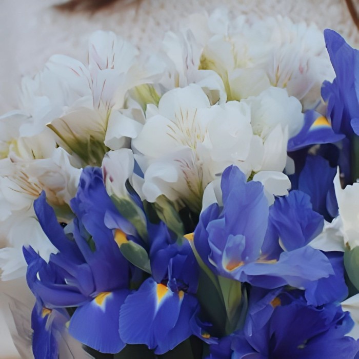 Букет альстромерии с ирисами