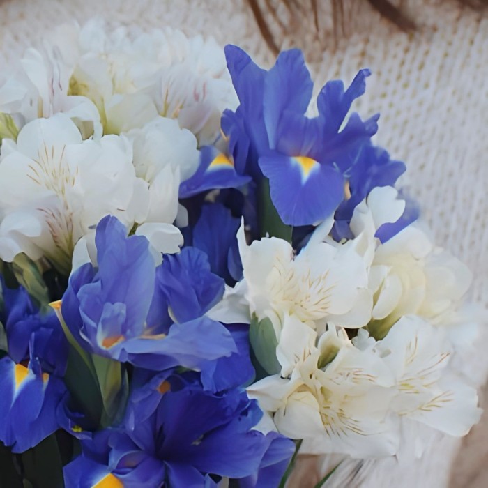 Букет альстромерии с ирисами