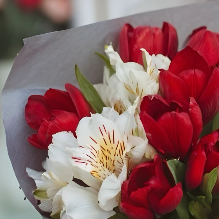 Букет альстромерии с красными тюльпанами