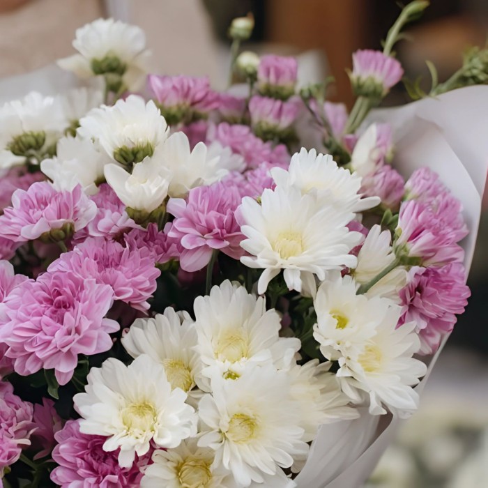 Букет из белых и сиреневых хризантем