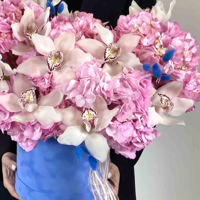 Розовая гортензия и 13 орхидей в коробке