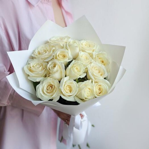 14 белых роз