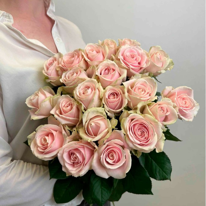 Букет 21 роза Пинк Мондиаль