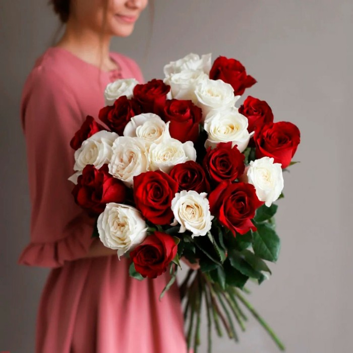Букет 25 красно-белых роз