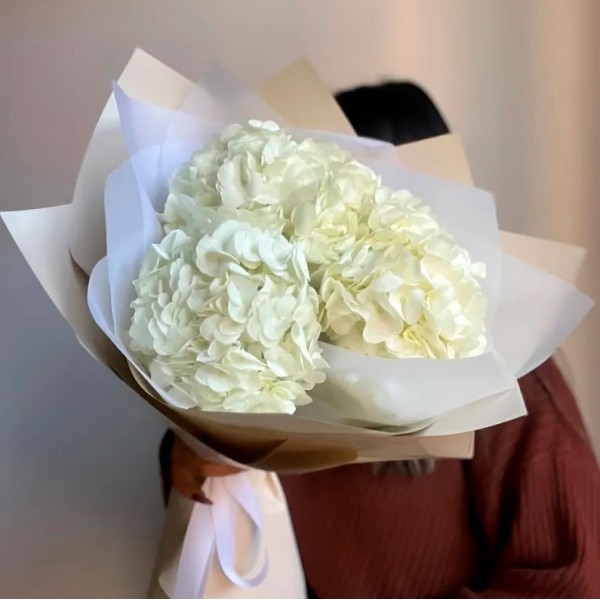Букет 3 белые гортензии
