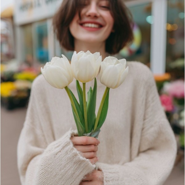 3 белых тюльпана