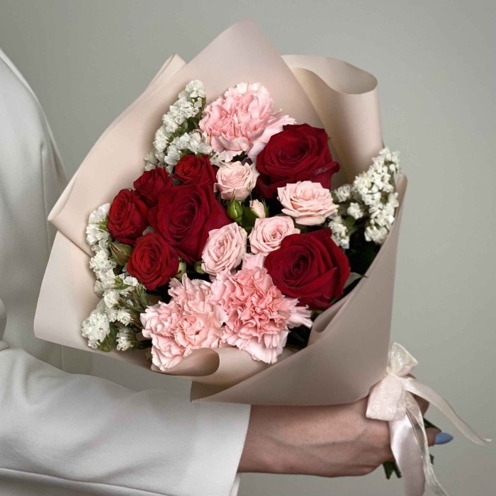 Букет 3 розы с гвоздиками