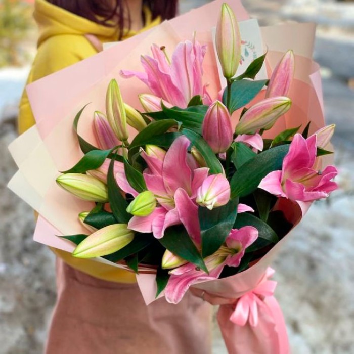 Букет 5 пионовидных лилий