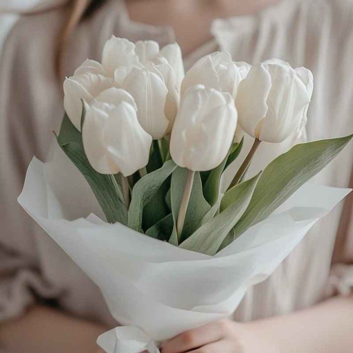Букет 7 белых тюльпанов