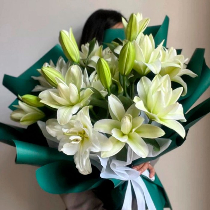 Букет 7 пионовидных лилий